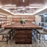 微微的燈光、溫潤(rùn)的木製長(zhǎng)桌，適合在這邊設(shè)一席家宴，誠(chéng)摯地邀請(qǐng)家人好友，分享美味佳餚，共度每一刻美好時(shí)光。