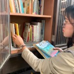 經(jīng)過日式懷舊建築的臺中文學(xué)館，不妨來到公益書席駐足，讓四處奔波的心歇歇腿、讀讀冊，也為下次的跨國旅遊重拾行囊，準備起程！