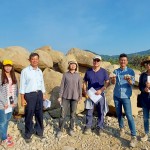 新業(yè)建設(shè)簡(jiǎn)福榮總經(jīng)理（圖左二）與新業(yè)團(tuán)隊(duì)不畏烈陽到現(xiàn)場(chǎng)選材，正因職人對(duì)專業(yè)上的堅(jiān)持，即便是小小的溪石也需要百分百的講究。