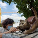 藝術(shù)家─曾永玲凝視細(xì)節(jié)、觀看各方角度，找尋著最適合喵星人的落腳之處。