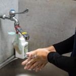 疫情時代，甘霖基金會的送餐服務依然風雨無阻，當天進廚房前需要手部徹底清潔、配戴防塵帽、施打疫苗完成並配戴手套，做足防護程序。