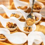 烤燕麥脆片搭配堅(jiān)果與果乾，經(jīng)過(guò)長(zhǎng)時(shí)間溫火烘烤，入口咀嚼保有豐富的香氣及香脆的口感。