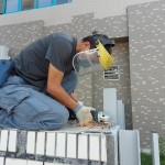 職人爬上圍牆，確認(rèn)喵星人們的位置後，專注的完成藝術(shù)品最後的裝置階段。