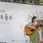 陽(yáng)光流轉(zhuǎn)、灑落在街頭藝人身上，溫柔的樂(lè)音與清新的嗓音，與蔓延至市集的每一處角落。