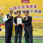 甘霖基金會頒發(fā)感謝狀給贊助單位，有了捐助和實質的支持能量，讓獨居長輩能夠持續(xù)獲得營養(yǎng)均衡的飲食和溫暖的關懷。(圖中為新業(yè)建設-邱正光副總經理、圖右為甘霖基金會-謝信男董事長)