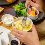 優(yōu)格、地瓜、水煮蛋製成的沙拉，取代平常使用的『美乃滋』，搭配扎實(shí)的法棍麵包一同享用，探索每種不同的風(fēng)味，感受因人而異，豐富又有趣。