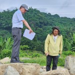 日本景觀設計師-石村敏哉(右)與新業(yè)建設-簡福榮總經(jīng)理(左)，挑選原石的大小、紋理特色及自然造景的擺放，在大自然中尋找社區(qū)一方天地的設計靈感。