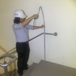 扶手高度除了符合法規(guī)，能否為使用者的生活帶來(lái)更多安全與便利性？因此，不鏽鋼樓梯扶手高度檢查也是新業(yè)職人團(tuán)隊(duì)檢測(cè)的重點(diǎn)項(xiàng)目之一。