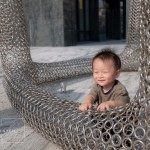 穿梭在藝術(shù)、人文之間，座立於街廓的藝術(shù)品，陪伴家人們未來(lái)的日子。暖洋洋的好天氣，日光打在孩子的燦笑上，心也跟著融化了！