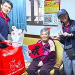 「阿嬤，送年菜囉!」將年菜送到獨居長輩手中的同時，也不忘送上新業(yè)同仁親手繪製的祝?？ㄆ?，暖心的問候。