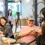 住戶們熱絡(luò)的與講師分享交流，新業(yè)致上客製化生活小物-皮尺。