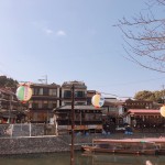 在宇治河岸旁來(lái)個(gè)茶香漫步吧！扁舟輕靠，日式建築的屋宇上瓦片排列有致，構(gòu)成一幅和諧畫(huà)面。