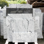 這些石材將從倉儲走進日?？臻g，化身為牆面、地坪或檯面的細節(jié)，為居家與建築注入自然的溫度與質(zhì)感，讓生活與土地緊密連結(jié)。