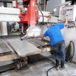 透過高壓水流裁切石材，能有效冷卻與抑制粉塵，使用大型裁切能減少人力負擔，確保切面平整與精確度，提升工作效率。