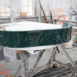 以多片平板的原料拼接出圓弧面，組合過程極需耐心及專業(yè)度，利用不同角度達成建築空間理想的曲面，最後拋光打磨讓表面呈現(xiàn)光滑的質(zhì)感。