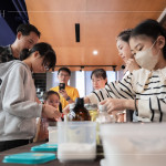 協(xié)力進(jìn)行秤量、分裝，過(guò)程充滿參與感及合作的溫度，從一開(kāi)始就帶著共同完成的意義，成為這場(chǎng) DIY 體驗(yàn)最真實(shí)的基底。