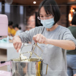 攪拌麵糊的步驟需要多次分段進(jìn)行，從奶油打發(fā)的蓬鬆度、麵糊拌合的手感，到每一道步驟對(duì)時(shí)間與比例的掌握，都是經(jīng)驗(yàn)與專注的累積。