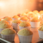 一顆顆圓潤(rùn)的蛋糕在烤箱中緩緩膨起，尚未裝飾的素樸模樣，為接下來(lái)的創(chuàng)意留下空白，鋪墊一段即將展開(kāi)的甜美想像。