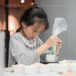 小小雙手緊握擠花袋，細(xì)心為杯子蛋糕擠上糖霜，手作成了最甜的學(xué)習(xí)，悄悄留下屬於成長(zhǎng)與節(jié)日的美好回憶。