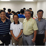 參加民眾與林世堂博士(左二)、新業(yè)建設(shè)穆椿松榮譽董事長(右三)、卓勝隆董事長(左三)、簡福榮總經(jīng)理(右二)、邱正光副總經(jīng)理(右一)合影留念。