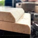 不同角度的處理除了影響外觀風格，也兼具實用性與安全性，例如圓弧邊能降低碰撞風險，而斜切邊則突顯設(shè)計感，符合多樣空間需求與美學考量。