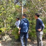 新業(yè)建設(shè)簡(jiǎn)福榮總經(jīng)理(左一)與吳志輝建築師(中)，親赴彰化田尾，尋找羅漢松、烏臼、櫸木、楓樹(shù)等合適樹(shù)種。