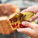 心中滿懷期盼與感恩，將此份心意挾帶著一疊疊金紙，焚化成縷縷煙霧上傳天聽(tīng)，為上樑儀式畫(huà)下句點(diǎn)。