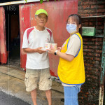 「送便當囉！」這不僅是一個單純的送餐服務，過程中提供關懷、傳遞訊息，最終目的是希望長輩們能健康生活。