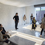 啟發(fā)自古代炕區(qū)及卡通龍貓豆豆龍掉進(jìn)洞穴的靈感，現(xiàn)場(chǎng)來(lái)賓迫不及待體驗(yàn)這奇妙之交誼廳空間！