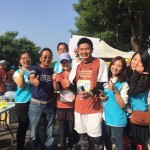 新業(yè)大家長(zhǎng)──卓勝隆董事長(zhǎng)(左二)與21K同仁跑者開心合影，大夥兒笑容比晨光更加燦爛！