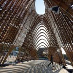 中央竹拱圈層疊出10公尺高，象徵守護(hù)臺(tái)灣的中央山脈，臺(tái)中花博於11月3日開幕。圖／竹籟文創(chuàng)