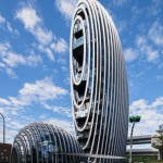 南港辦公大樓「砳建築」入圍2018 WAF「辦公大樓類」，以基隆河鵝卵石為設(shè)計(jì)靈感，目前是臺(tái)灣獨(dú)一無(wú)二弧型水晶建築，Aedas 全球設(shè)計(jì)董事 Dr. Andy Wen（溫子先）設(shè)計(jì)。圖／WAF