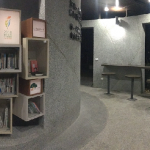 夜晚書席增設(shè)燈光，提高夜間民眾使用之頻率，搭配吧檯桌面及高腳椅可以輕鬆享受閱讀之悠閒。