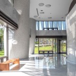 曲牆、曲柱的元素揉入結(jié)構(gòu)體，讓我們的五感隨之延伸，甚至跟著建築的毛孔一同通透呼吸－新業(yè)觀峰 完工實景圖。