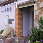 瓊林聚落有歷經(jīng)百年的傳統(tǒng)閩南式建築，古厝的每個細節(jié)皆雕工精緻，古色古香的建築搭配扶疏草木，思古之幽情油然而生！