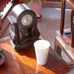 古崗樓內(nèi)，我們在古董老鐘的相伴下，品嘗著乳酪蛋糕共度午茶時光。稍微歇歇腿，為四處走透透的行程暫時畫下逗點，小憩一會繼續(xù)啟程！