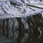 由人工鑿就的翟山坑道，是八二三砲戰(zhàn)期間的戰(zhàn)事要地，負責(zé)運送、容納42艘船，巨長的坑道簡直是鬼斧神工！