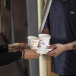 伸出一雙關懷的手，現(xiàn)做熱騰騰的飯包，也彷彿一道暖流流進彼此心裡。