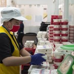 「900個熱騰騰的飯包」，甘霖基金會需依照每位長輩的飲食需求、身體狀況來客製化營養(yǎng)均衡的餐點。