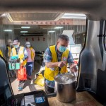 新業(yè)與志工大哥們一同將湯桶、保溫袋提上後車箱，分送約900個便當至大臺中各地區(qū)的獨居長者家中。我們與時間賽跑，兵分廿一路到各個指定點與補給站。 