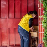 「阿嬤不在家，應該是出門撿回收還沒回來吧!」沒看見熟悉的人影，志工將便當放進一旁的紙箱保溫，也期待著下次串門與阿嬤聊天。