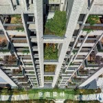 在新業(yè)的作品之中，垂直綠化的設計，不單單在平面造林，我們更往上築林，築起都市一座座森林！大量地植入多樣化的原生種，樹木不僅可吸附空氣中的汙染分子，也可以中和都市中的碳排放，自然共好，永續(xù)未來。