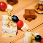 在多種酒款之間，佐以小食－炭烤燻雞三明治、帕馬森起司串、生巧克力與焦糖堅果塔，輕巧口感不搶味蕾，享受著愉快舒心的美好食光。