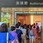 活動(dòng)開始前，講廳外已聚集長(zhǎng)長(zhǎng)人龍，一睹馮翊綱老師精采的演說魅力。