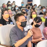 家族、粉絲們踴躍提問，老師的幽默回應(yīng)，讓現(xiàn)場(chǎng)氣氛輕鬆歡愉。