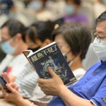 相聲瓦舍笑中帶淚的2022年度大戲《鱷魚不見了》劇本，讓人止不住高亢的笑聲，也令人在靜思時(shí)細(xì)細(xì)品味。