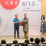 新業(yè)建設(shè)簡(jiǎn)福榮總經(jīng)理(左一)致贈(zèng)馮翊綱老師(右一)暖心好禮，感謝蒞臨「新業(yè)名人講堂」。