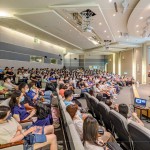 偌大的會(huì)場(chǎng)，不到一會(huì)兒時(shí)間，早已座無虛席。