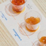 將水果搗碎或切塊，熬煮後釋出果膠凝結(jié)成醬，吃得到果粒，屬於『有魂有體』的果醬，英文為『Jam』。