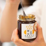 柯亞老師曾說(shuō)『南莊橙』是入行以來(lái)最具挑戰(zhàn)的嘗試，近兩年的時(shí)間調(diào)配了30幾款版本，成功找回半世紀(jì)前的味道，把在地民族的歷史保存在果醬裡。